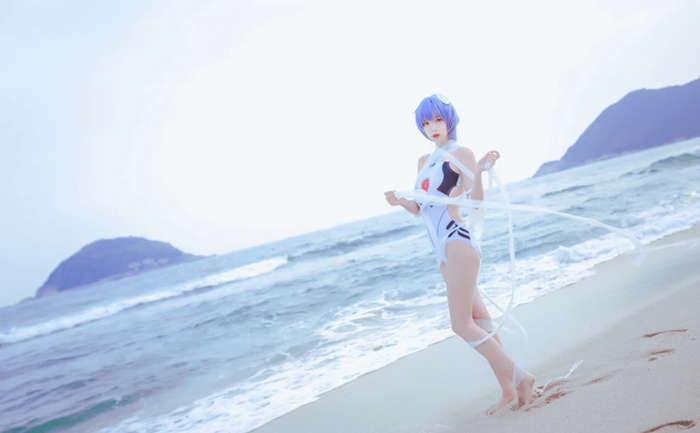  Cosplay Ayanami Rei trong Neon Genesis Evangelion gợi cảm trong bộ đồ trắng tinh khôi