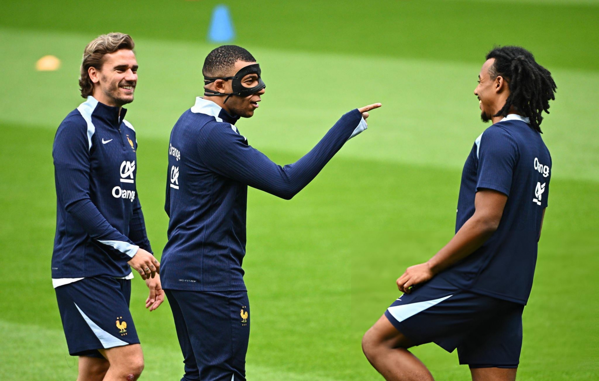  Mbappe chính thức trở lại đá chính trận gặp Ba Lan