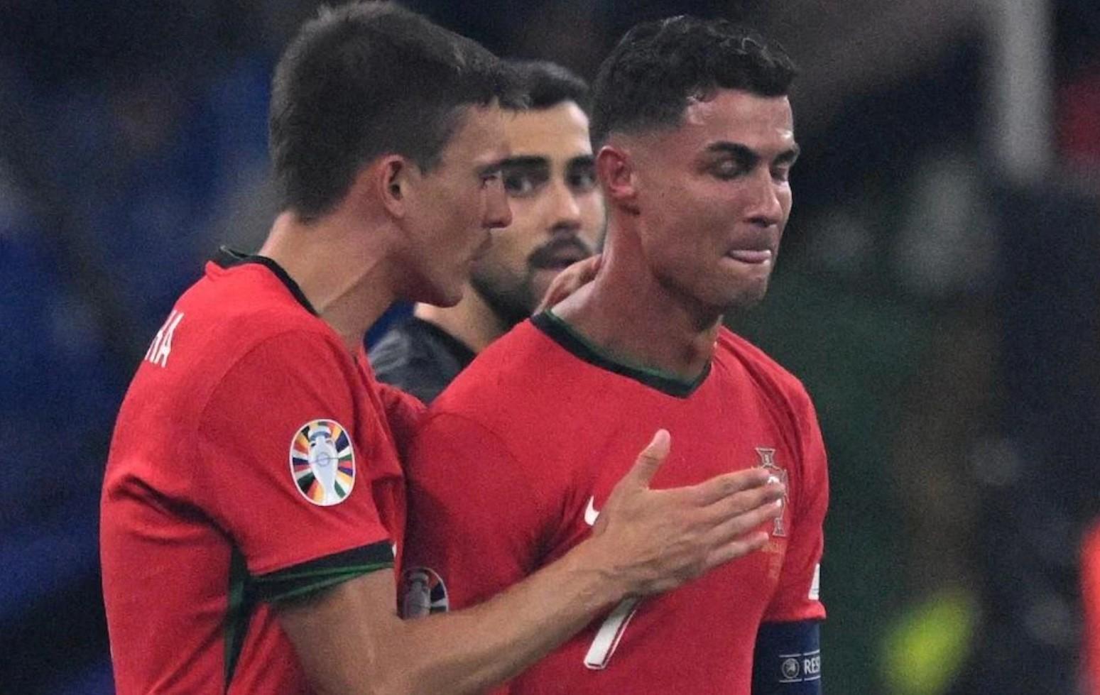  Phản ứng của mẹ Ronaldo ra sao khi con trai sút hỏng phạt đền?